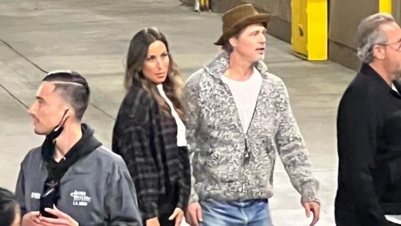 Brad Pitt e Ines de Ramon fueron vistos en escapada romántica a Paris - Créditos: Twitter