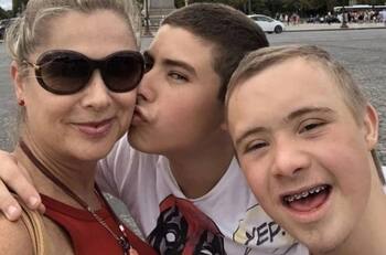 El hijo de Lety Calderón sorprende con su gran voz; le ruegan que se lance como cantante