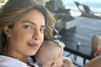 Priyanka Chopra y Nick Jonas pasan las vísperas navideñas paseando en el barrio con su hija