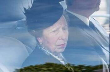 Princesa Ana cumple deseo de la propia Isabel II y la acompañó en su último viaje