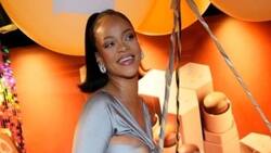 Rihanna mueve graciosamente su pancita al presentar su línea de maquillajes