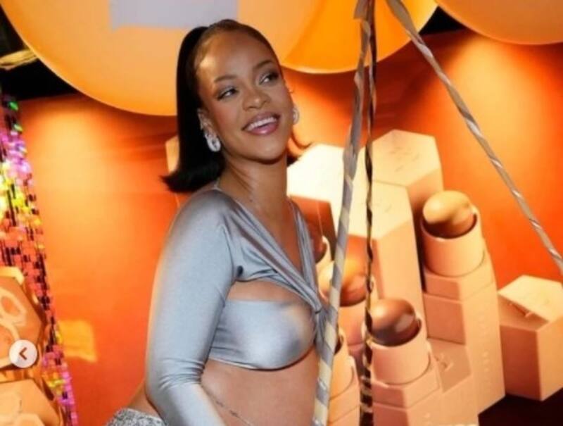 Rihanna mueve graciosamente su pancita al presentar su línea de maquillajes - Créditos: Instagram
