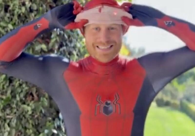 El príncipe Harry motivó a los niños a pasar una feliz Navidad - Créditos: Twitter