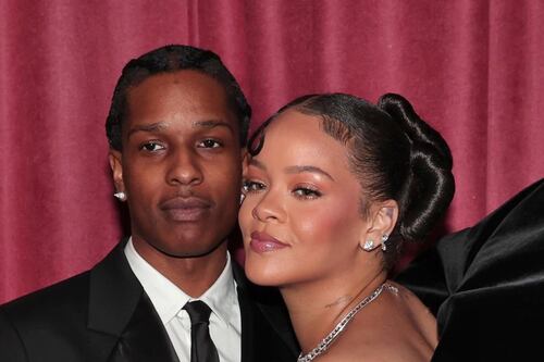 Rihanna acapara los Globos de Oro con su atuendo de terciopelo y por broma que le hicieron