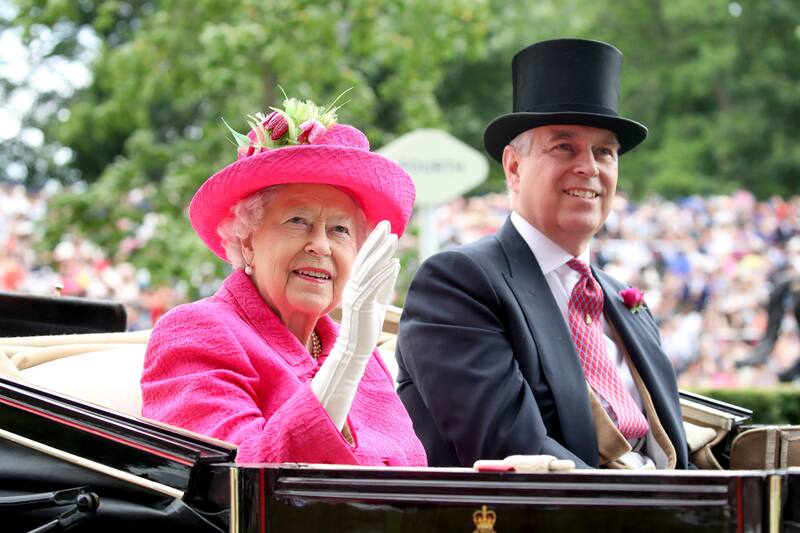 La Reina Isabel II y el príncipe Andrés en el Royal Ascot 2017.
