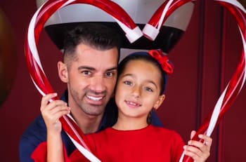 Toni Costa llega a España para pasar Año Nuevo en compañía de Alaïa