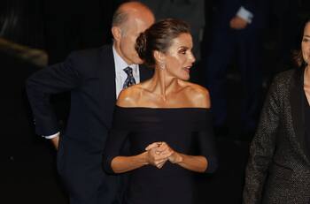 Reina Letizia hace un viaje exprés a Los Ángeles con un look digno de una estrella