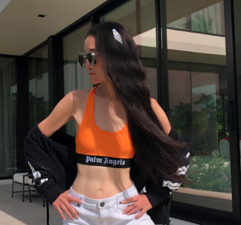 La diseñadora de 72 años que luce como quinceañera - Créditos: Instagram