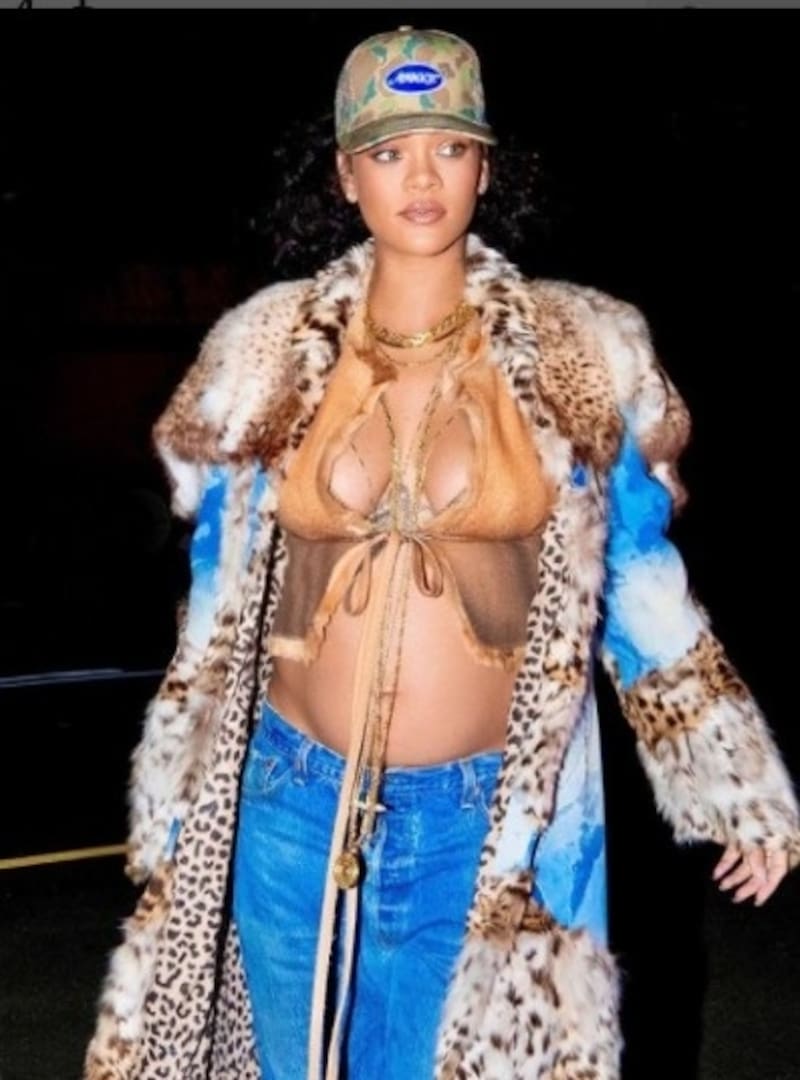 Rihanna es captada con un anillo puesto en su dedo anular - Créditos: Instagram @ririgalbadd