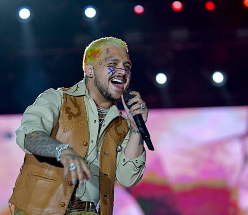 Christian Nodal le tira también a Belinda y a su mamá en la canción Girasol - Créditos: Instagram