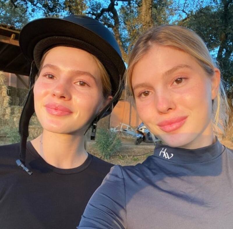 Julio Iglesias levantó permiso a gemelas para usar redes sociales pero solo Victoria las ocupa Cristina y Victoria, las hijas gemelas de Julio Iglesias. - Créditos: Instagram