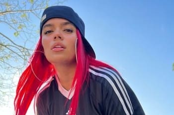 Karol G denunció a famosa revista por indignante edición de su cara y cuerpo en una foto