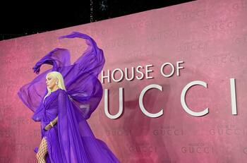 Como todas unas reinas, así lucieron Lady Gaga y Salma Hayek en Londres