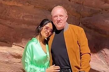 Salma Hayek cambia su romántico viaje en Jordania para recoger basura en el océano