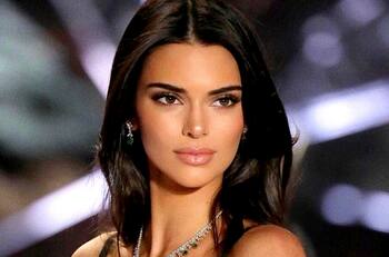 Kendall Jenner desafía las bajas temperaturas y la censura con diminuto bikini en la nieve