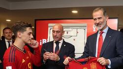 La princesa Leonor no recibió la camiseta que Gavi le entregó a Felipe VI