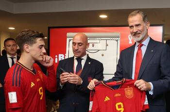 La princesa Leonor no recibió la camiseta que Gavi le entregó a Felipe VI