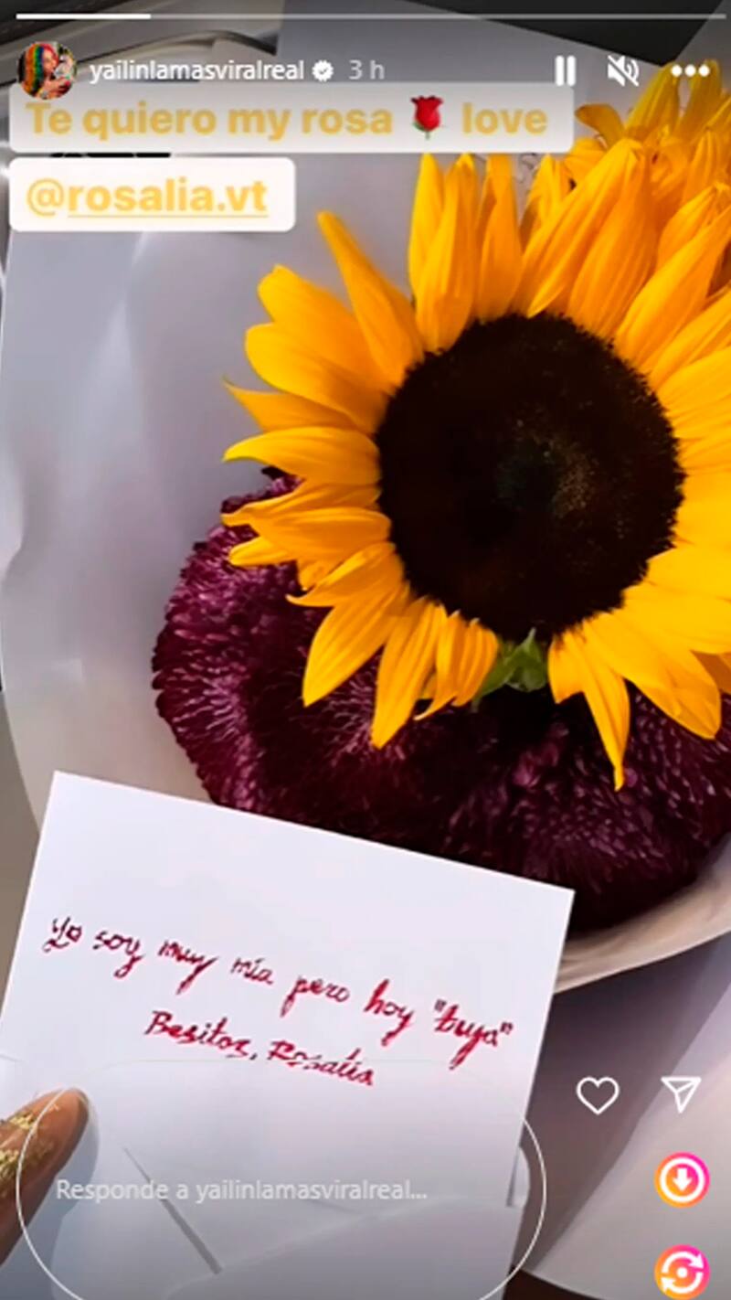 Las flores traían un mensaje que decía"Yo soy muy mía, pero hoy «tuya». Besitos, Rosalía"