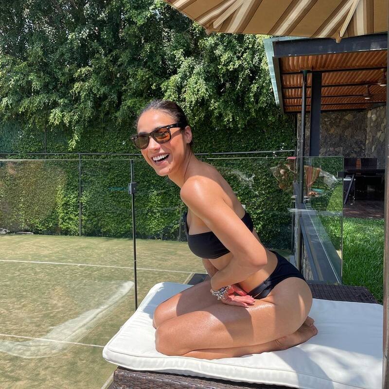 Irma Miranda se dejpo ver en un pronunciado traje de baño - Créditos: Instagram