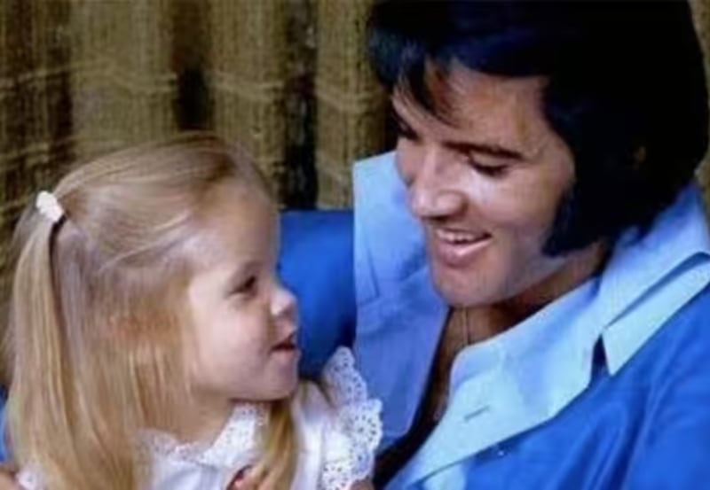 Lisa Marie Presley junto a su padre Elvis