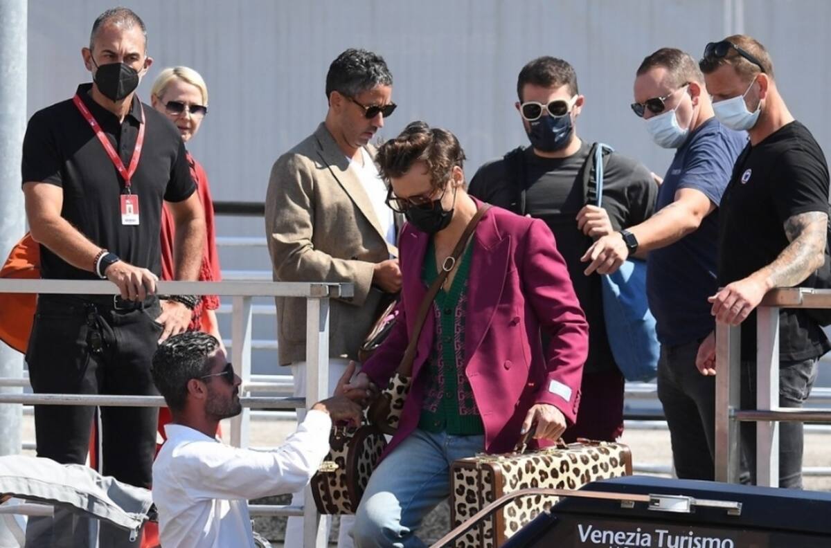 Harry Styles llega a Venecia en medio de la polémica por la cinta que protagoniza
