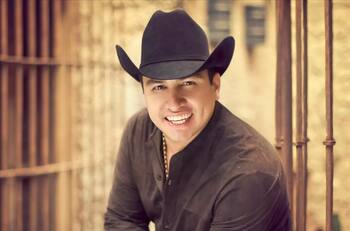 La razón por la que Julión Álvarez no puede cantar en Estados Unidos