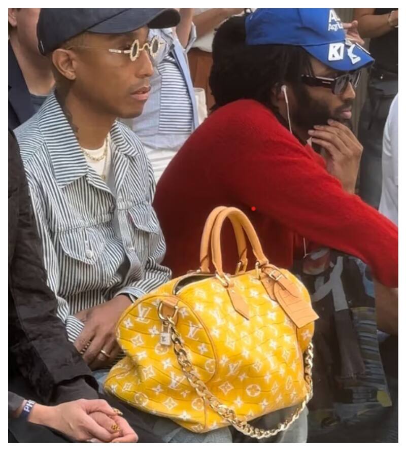 Pharrell Williams debutó hace unos días en París como diseñador jefe de Louis Vuitton para su línea masculina. Allí lució su cartera del millón de dólares.