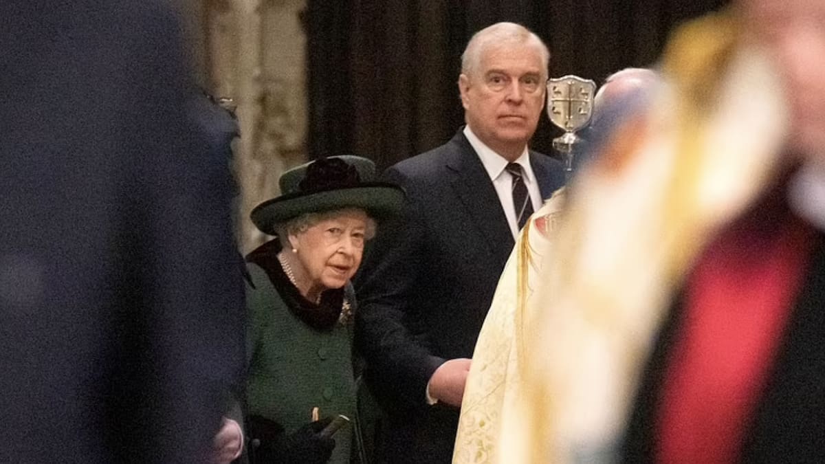 ¿El príncipe Andrés obligó a la reina a entrar de su brazo para el memorial del duque de Edimburgo?