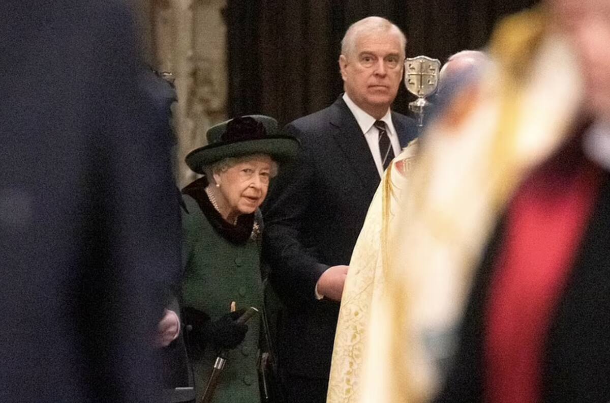 ¿El príncipe Andrés obligó a la reina a entrar de su brazo para el memorial del duque de Edimburgo?