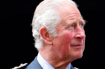 Rey Carlos III emociona al recordar a su madre y al cariño del pueblo en su primer discurso