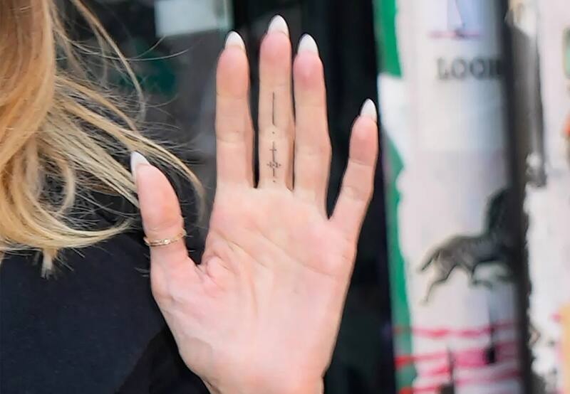 Las especulaciones terminaron. Al fin se supo de qué va el diseño del nuevo tatuaje de los dedos medios de Angelina Jolie.