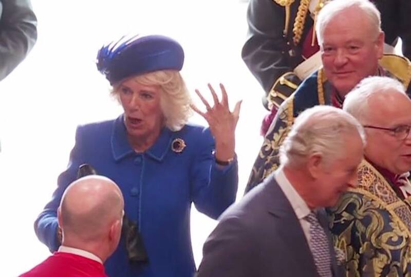 Camila ingresó alborotada a la Abadía de Westminster. - Créditos: Mirror