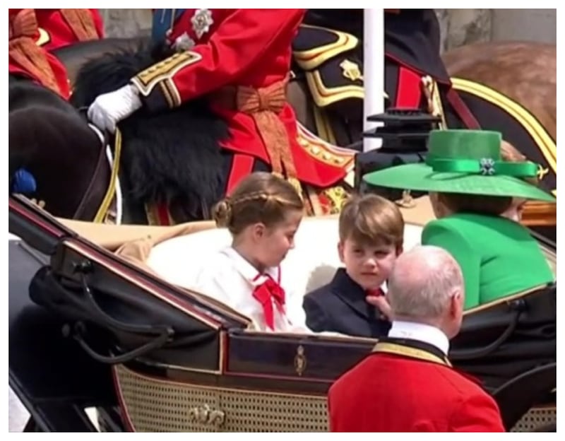 El Príncipe Louis sigue atento las órdenes a través de gestos de su madre, Kate Middleton.