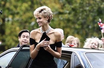 El “vestido de la venganza” hizo sentir poderosa a la intérprete de Lady Di en ‘The Crown’