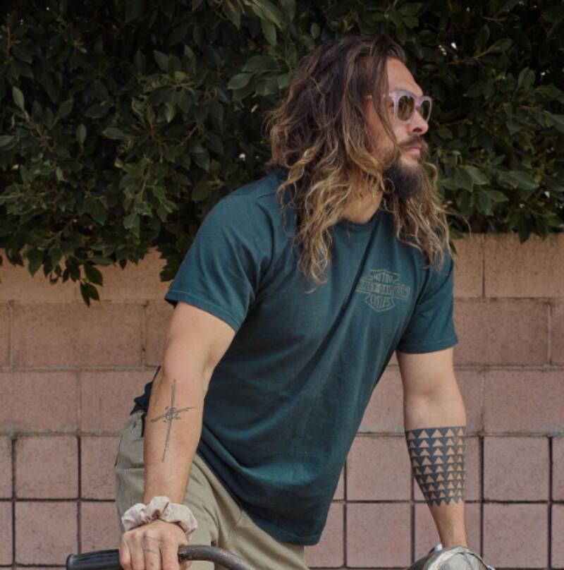Jason Momoa se convierte en azafato en un vuelo - Créditos: Instagram