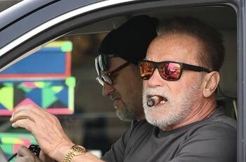 Arnold Schwarzenegger arrolla a una mujer ciclista que debe ser hospitalizada