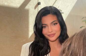 Kylie Jenner sorprende al lucir tonificado abdomen a dos meses de tener a su bebé