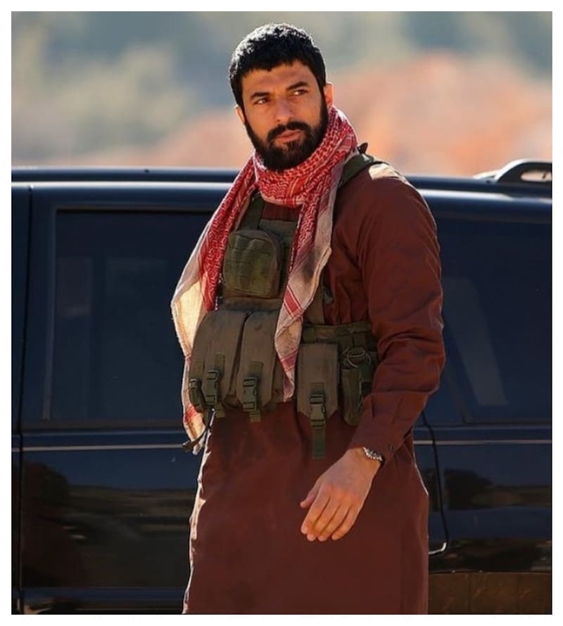 Engin Akyürek en Kacis, producción de la que también fue guionista. La serie recibió el premio a la Mejor Serie emitida por streaming.