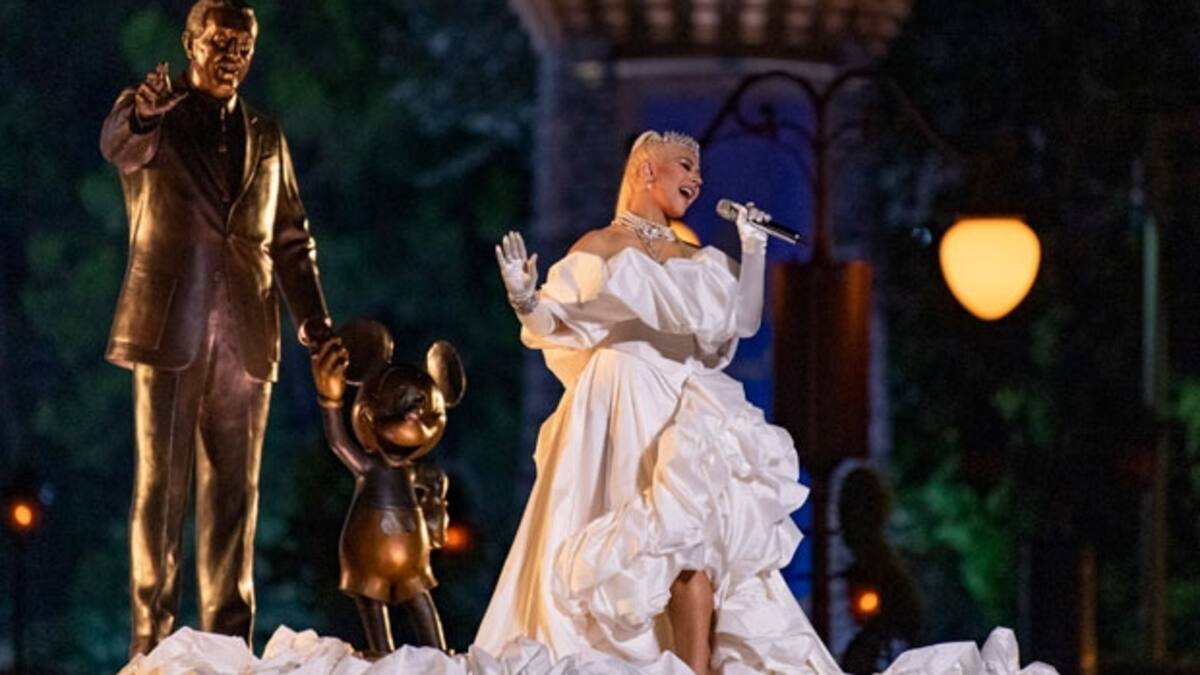 Christina Aguilera lució cual princesa en el aniversario de Walt Disney World