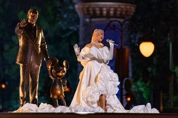 Christina Aguilera lució cual princesa en el aniversario de Walt Disney World