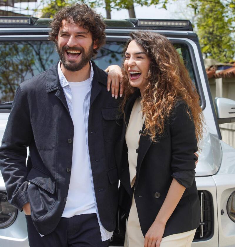 La pareja protagónica de Cian años de milagro. Ebru Sahin y Birkan Sokullu actuaron por primera vez juntos.