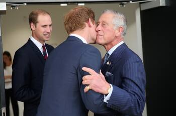 El príncipe Harry está desesperado por ir a la coronación y abuenarse con su padre