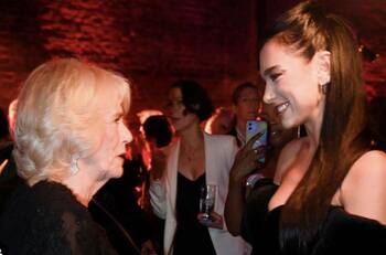 Reina Camila y Dua Lipa tienen un memorable encuentro personal para otorgar un premio que las une