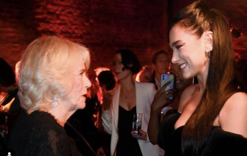 La reina Camila conoció a Dua Lipa y así fue el encuentro en importante ceremonia de premios - Créditos: People