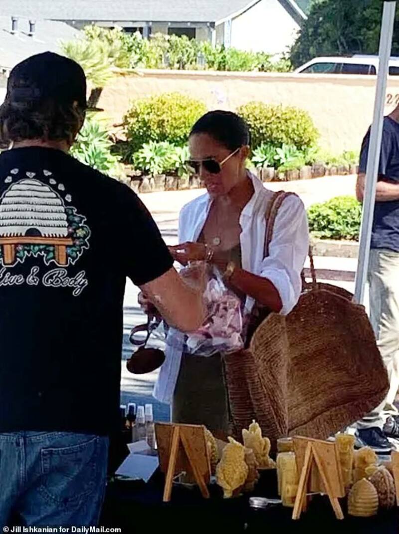 La duquesa de Sussex fue captada comprando flores en un mercado de agricultores en Santa Bárbara. La aparición en solitario de Meghan alimentó los rumores de separación con Harry.