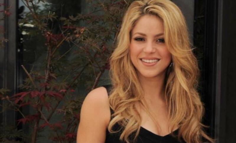 Shakira fue vista muy sonriente con instructor de surf - Créditos: TWITTER