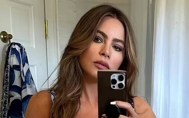 Sofía Vergara haciendo una selfie