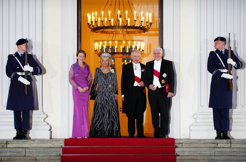 Al rey Carlos III le obsequiaron una corona de cartón - Créditos: Twitter