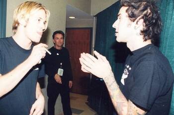 Kourtney Kardashian acompaña a Travis Barker a realizarse conmemorativo tatuaje