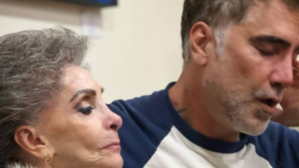 “Ánimo”, dice Alejandro Fernández a su madre y la consiente el Día de San Valentín